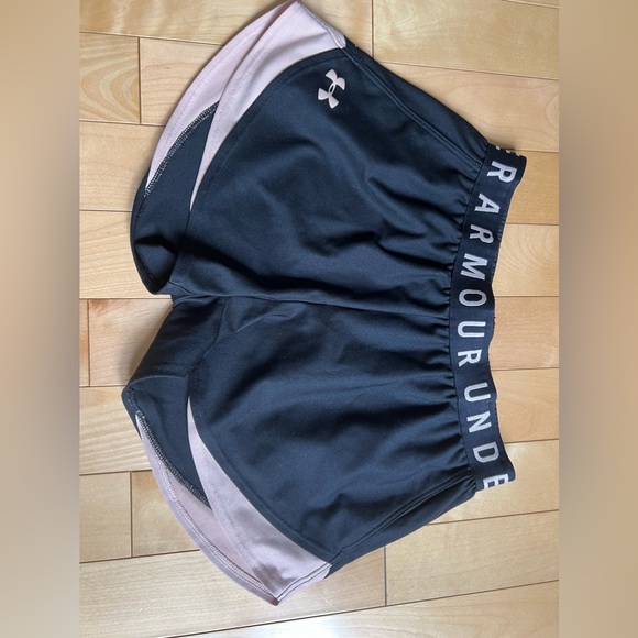 Under armour shorts, size extra small ( grey and black/pink) - Picture 3 of 3